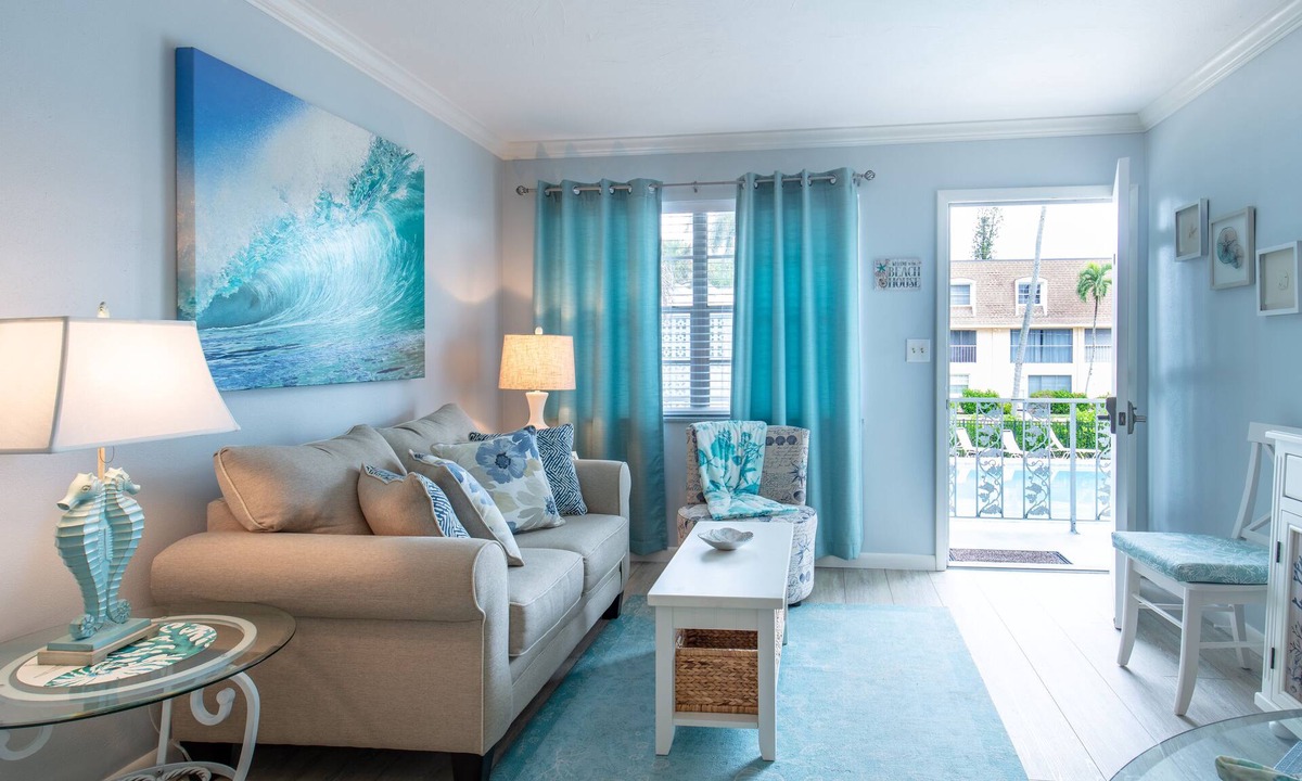 Old Naples Condo | 2 BD/2BA. Just steps to Beach, Walk to 3rd St South