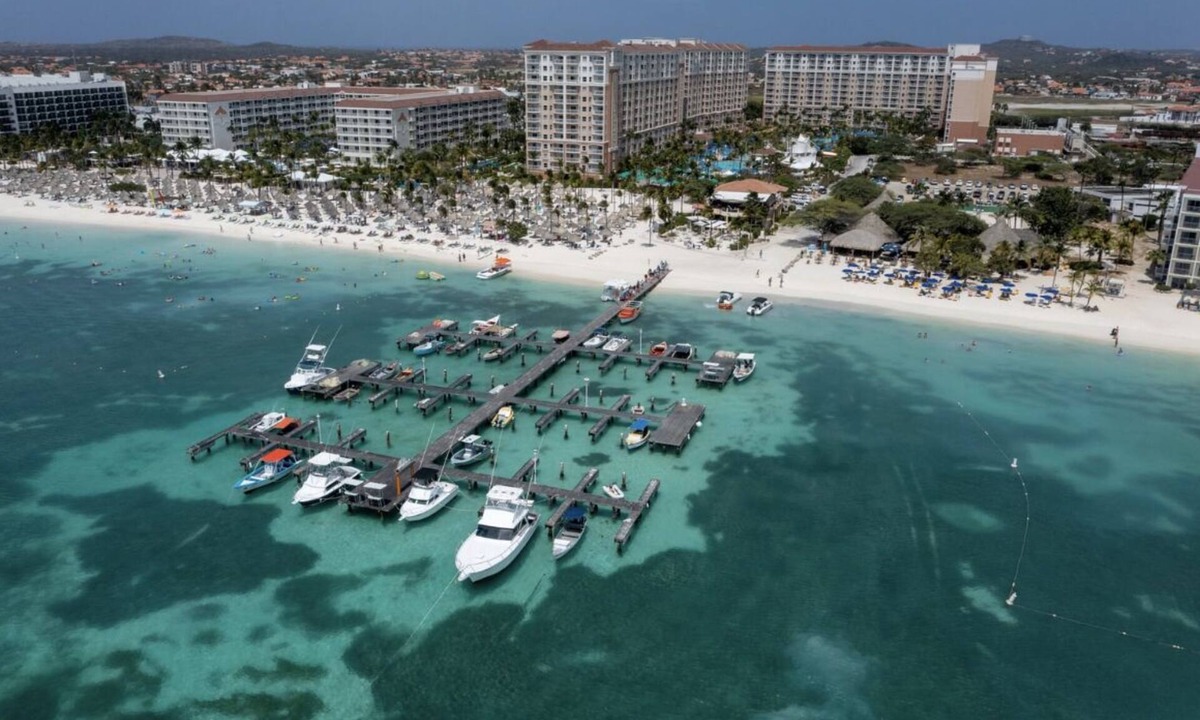 Palm Beach Resort | 2 BR Villa @ Aruba Surf ~ 4 Star ~ Resort Access ~ Palm Beach ~ Pools ~ Kitchen