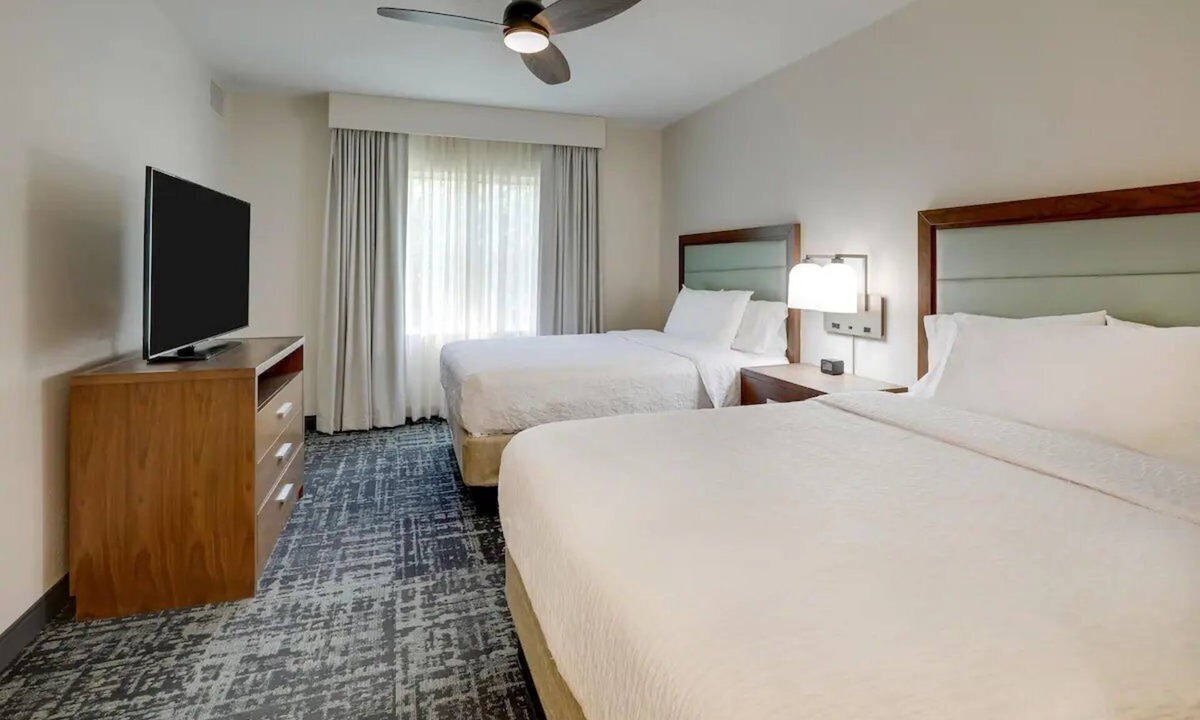 Mount Pleasant Hotel | 2 Convenient Suites Near Charles Pinckney Site – Enjoy Comfort for Families