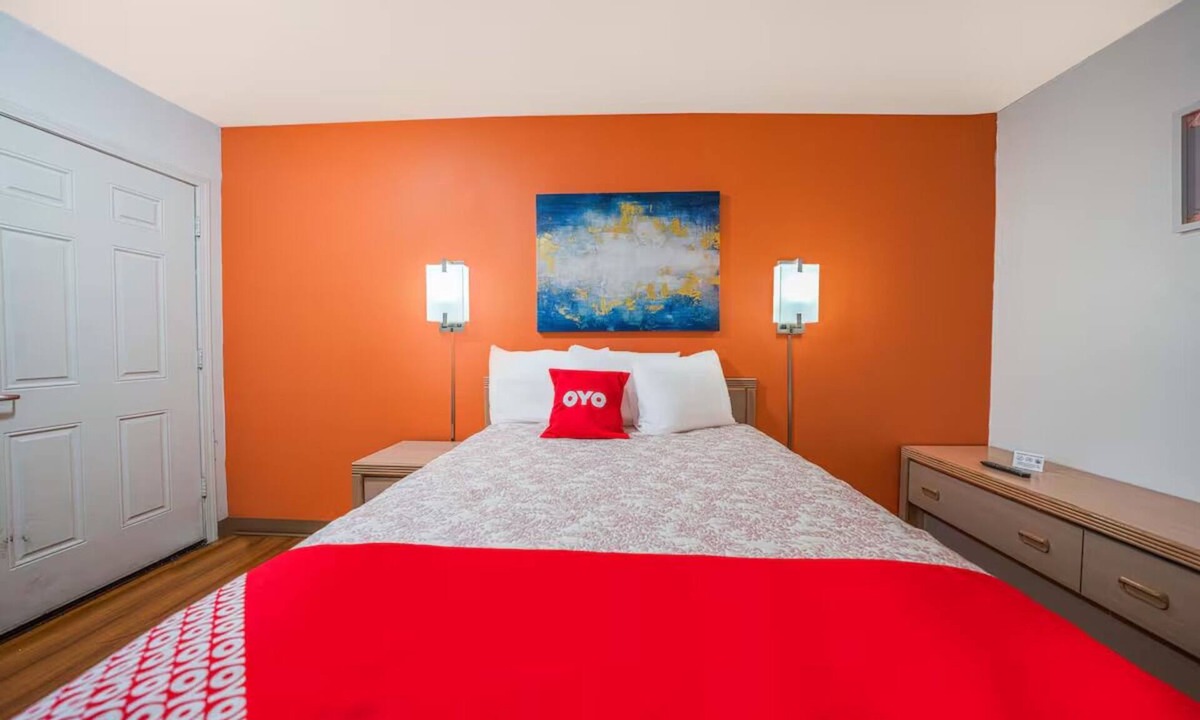 Larkspur Hotel | Affordable Retro Room w/Free Parking, Near Downtown Bend – 1 Mile