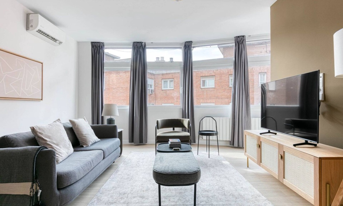 Cotos Apartment | Amazing Chamartin 2BR w/gym & swimpool, by Blueground