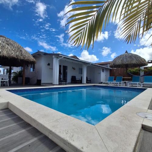 Oranjestad Villa | Caribbean Breeze-4 bedroom 4 ensuite bathrooms