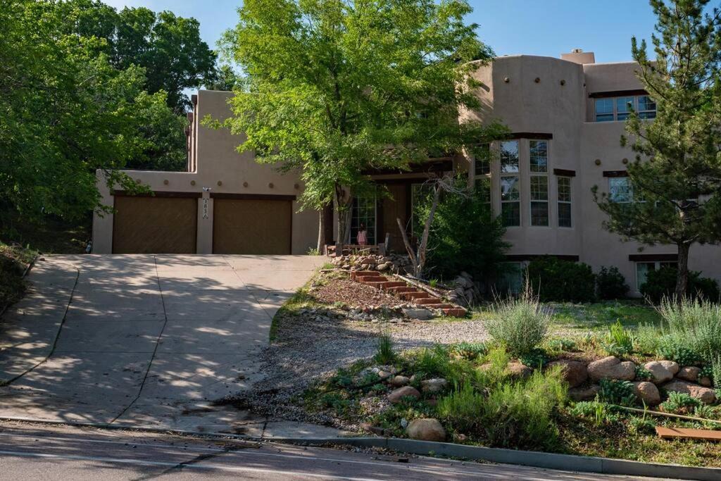 Skyway Villa | Castle Retreat - Luxury Views - Close to Downtown, Pikes Peak, Broadmoor