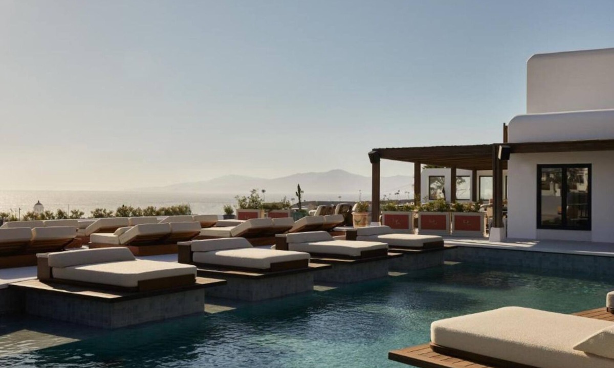 Drafaki Hotel | Chic Studio on Mikonos | Street of Fine Arts Location | Rooftop Swimming Pool