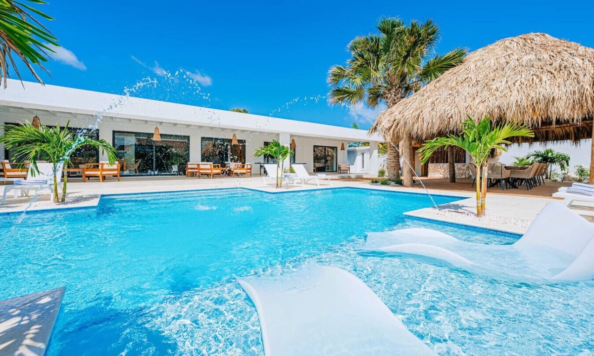 Bakval Villa | Conch Beach Villa NEW 7-Bed 6 Bath Pool 5-min to Beach by Bocobay