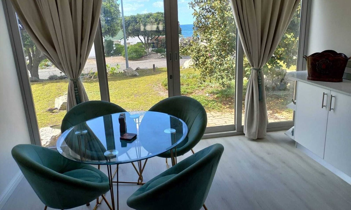Westcliff Apartment | Cosy apartment by the ocean, located in a family friendly town.