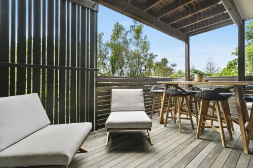 Sunshine Beach House | Duke St Convenience at your doorstep Beach living in the heart of the village close to cafes Ocean glimpse