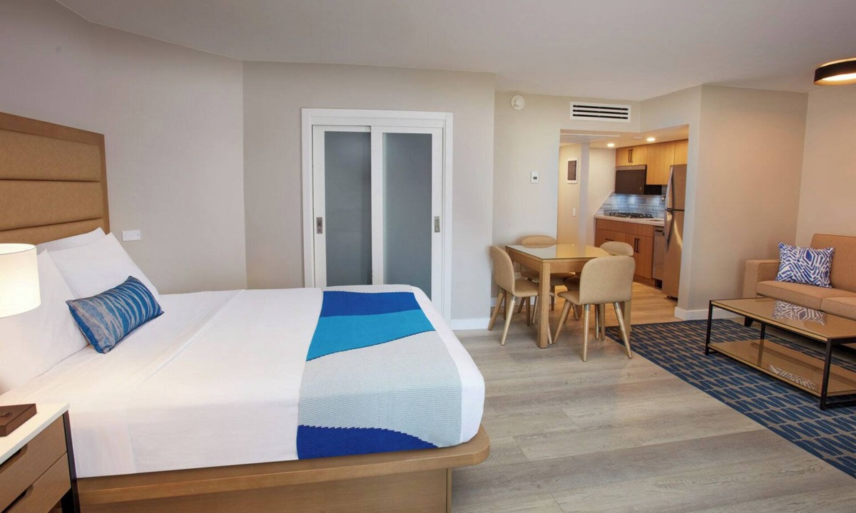 Palm Beach Hotel | Enjoy a Peaceful Stay with Great Amenities! Outdoor Pools, Beach, Free Parking!