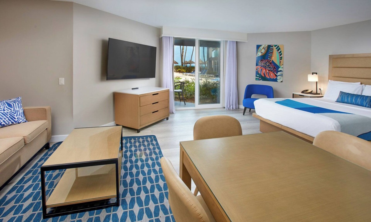 Palm Beach Hotel | Enjoy Every Moment in This Modern Retreat! Outdoor Pools, Beach, Free Parking!