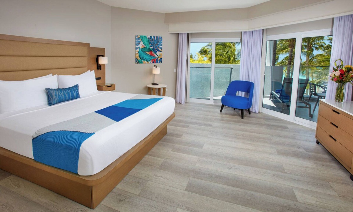 Palm Beach Hotel | Every Great Vacation Needs a Place Like This! Outdoor Pools, Free Parking!