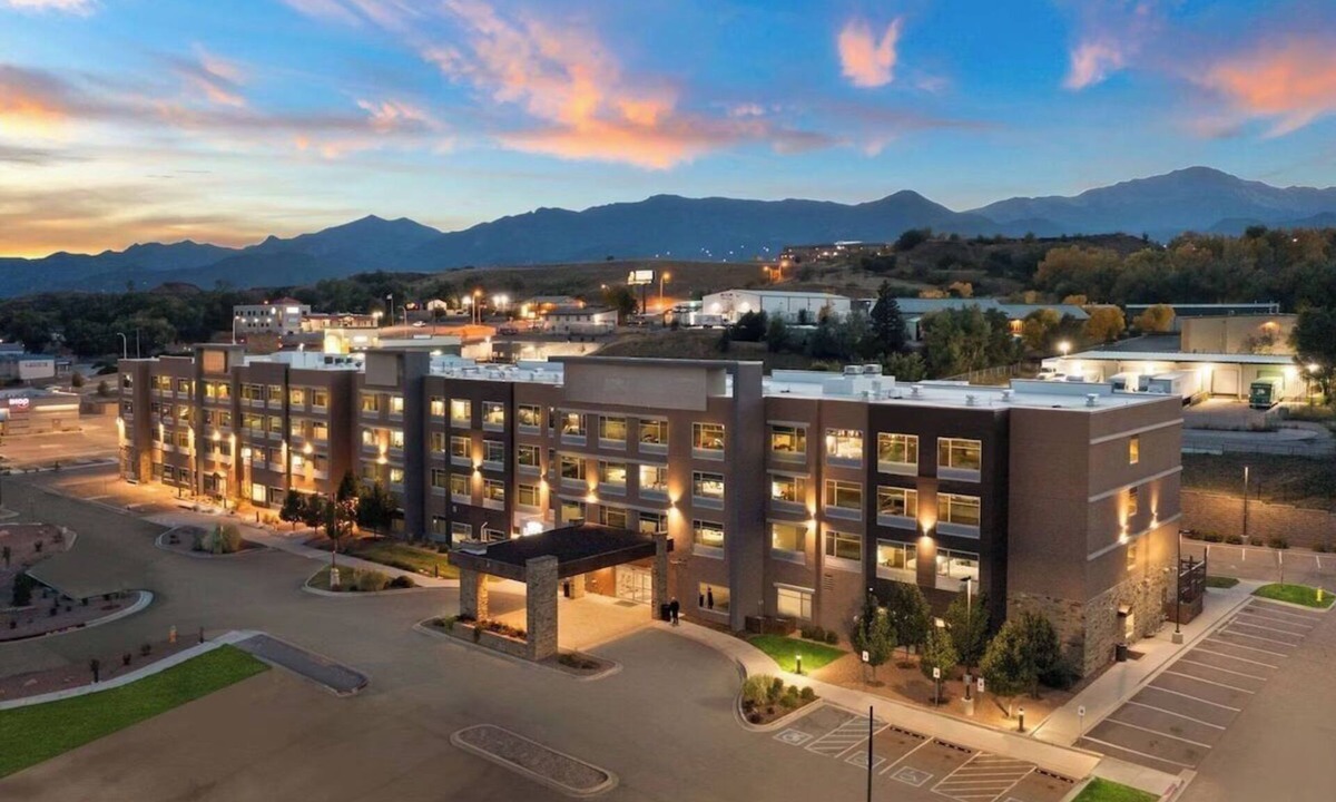 West Colorado Springs Hotel | Fillmore District Queen Std Breakfast, Pool & Gym