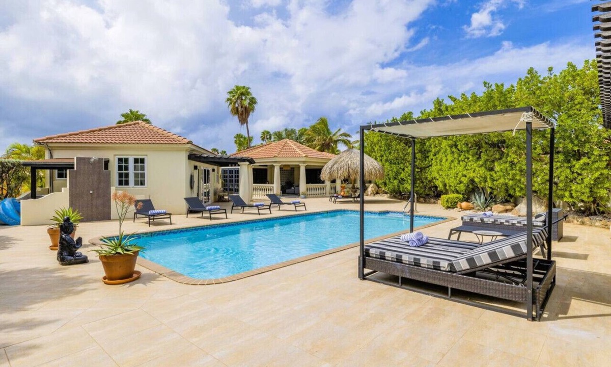 Noord Villa | Golf & Beach 5BR w Pool | Campeonan 7 by Bocobay