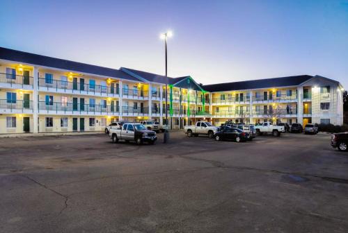 Southeast Colorado Springs Hotel | HomeTowne Studios by Red Roof Colorado Springs - Airport