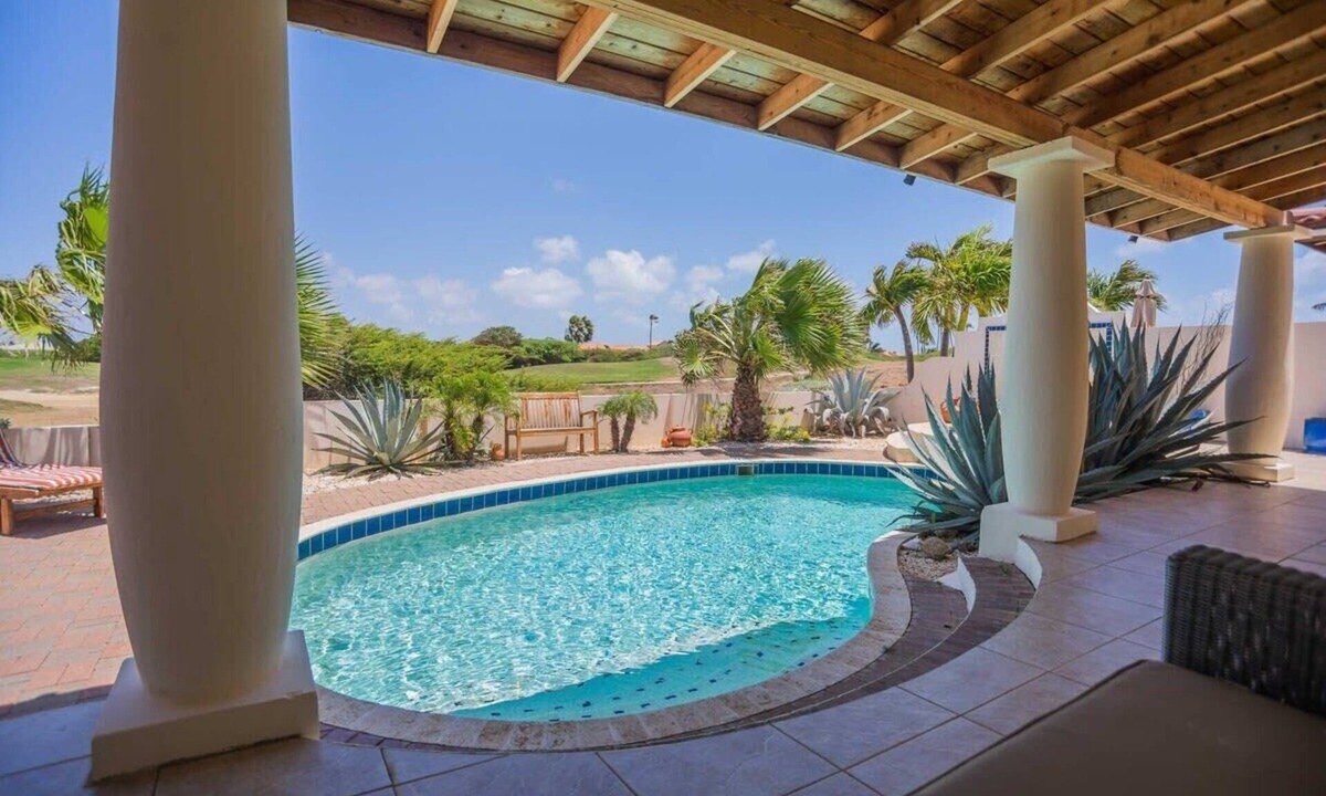 Noord Villa | Impressive 2 bedroom villa overlooking the golf course