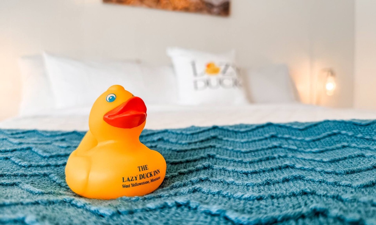 West Yellowstone Hotel | Lazy Duck Inn #21: Cozy king bed with kitchen in West Yellowstone, just 1 min from the park.