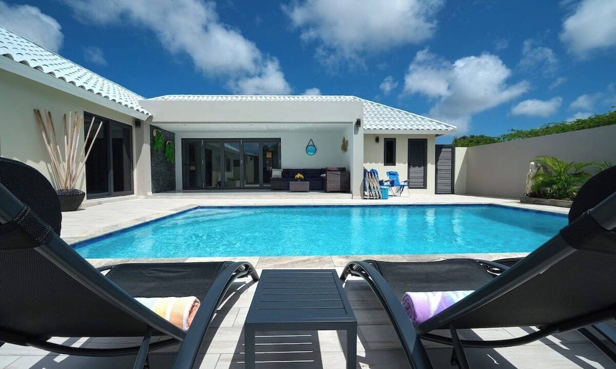 Wayaka House | Luxury 4BR Villa Private Pool Near Beach & Airport