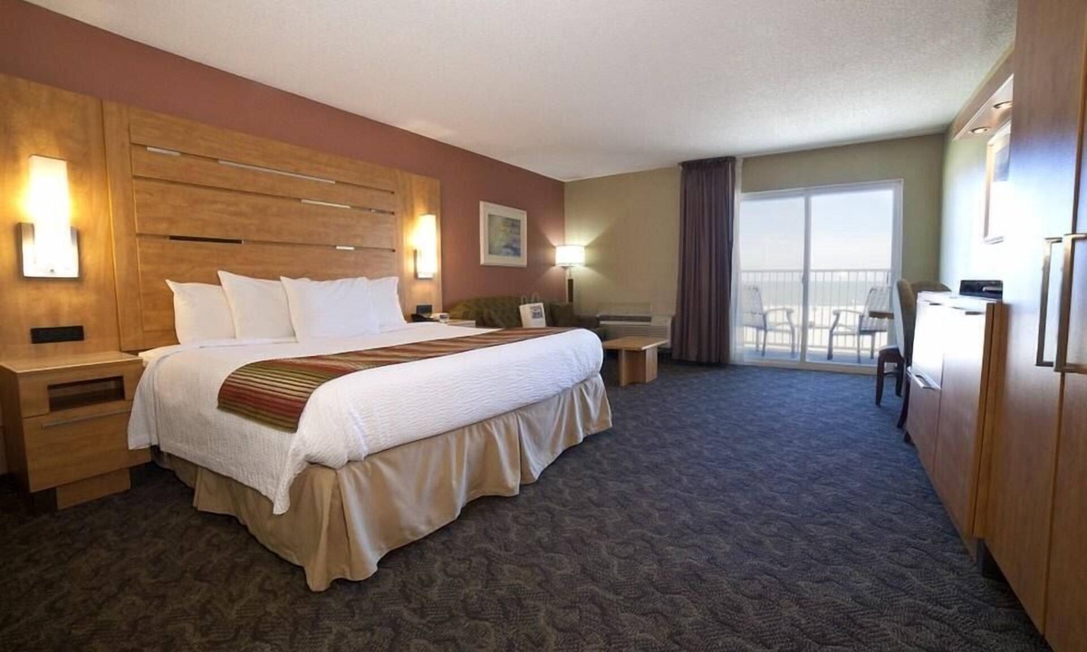 Tybee Island Hotel | Oceanfront Room w/Private Balcony, WiFi, and Incredible Coastline Views