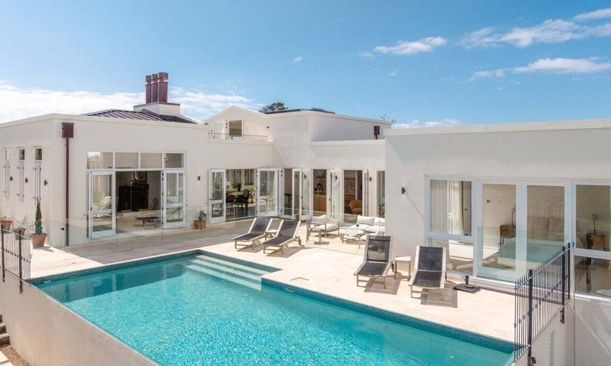 Onetangi Villa | Onetangi Estate including guest cottage by Waiheke Pure - Luxurious italian style palazzo with pool, hot tub and expansive views