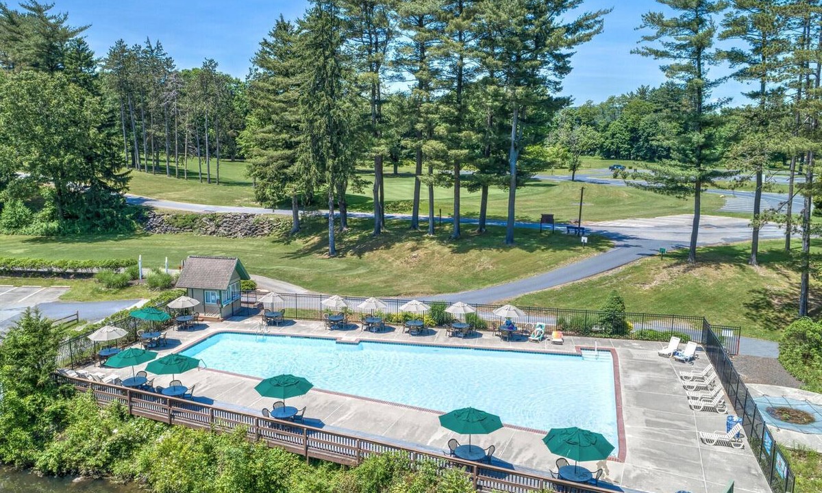 East Stroudsburg Hotel | Premium Studio Deluxe w/Kitchen | Onsite Outdoor Pool & Golf Course Access