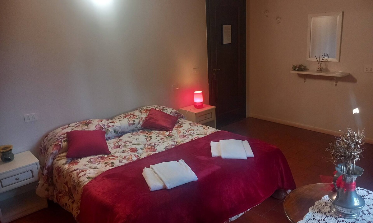 Fucecchio House | Room 'Camera Taverna' with Shared Pool, Wi-Fi and Air Conditioning
