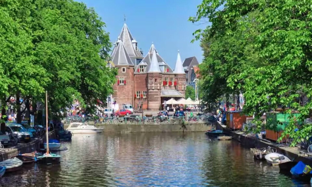 Old Town Apartment | Spacious 5-bedroom apartment next to Nieuwmarkt Square in Central Amsterdam