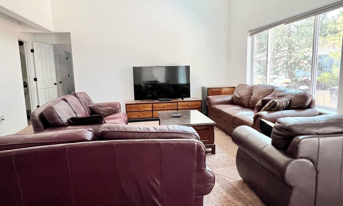 Deschutes River Woods House | Spacious 7 bedroom, 4.5 bathroom, 5-7 minutes to downtown
