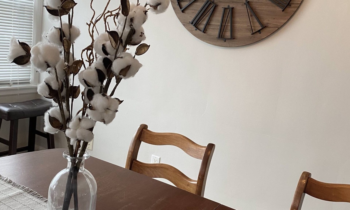 Dubuque House | Spring into Dubuque: Stroll, Shop, Sip & Stay in our Charming Cozy Bungalow!