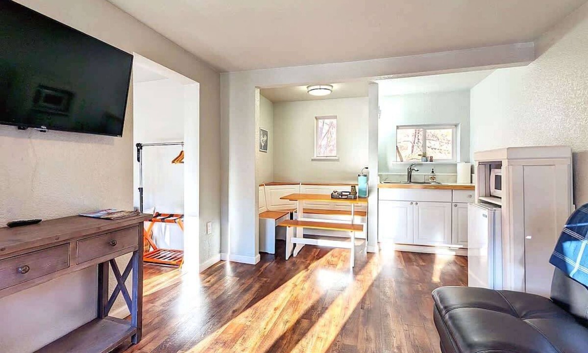 Manitou Springs Historic District Hotel | The Fountain Creek Inn | The Queen Suite | #204