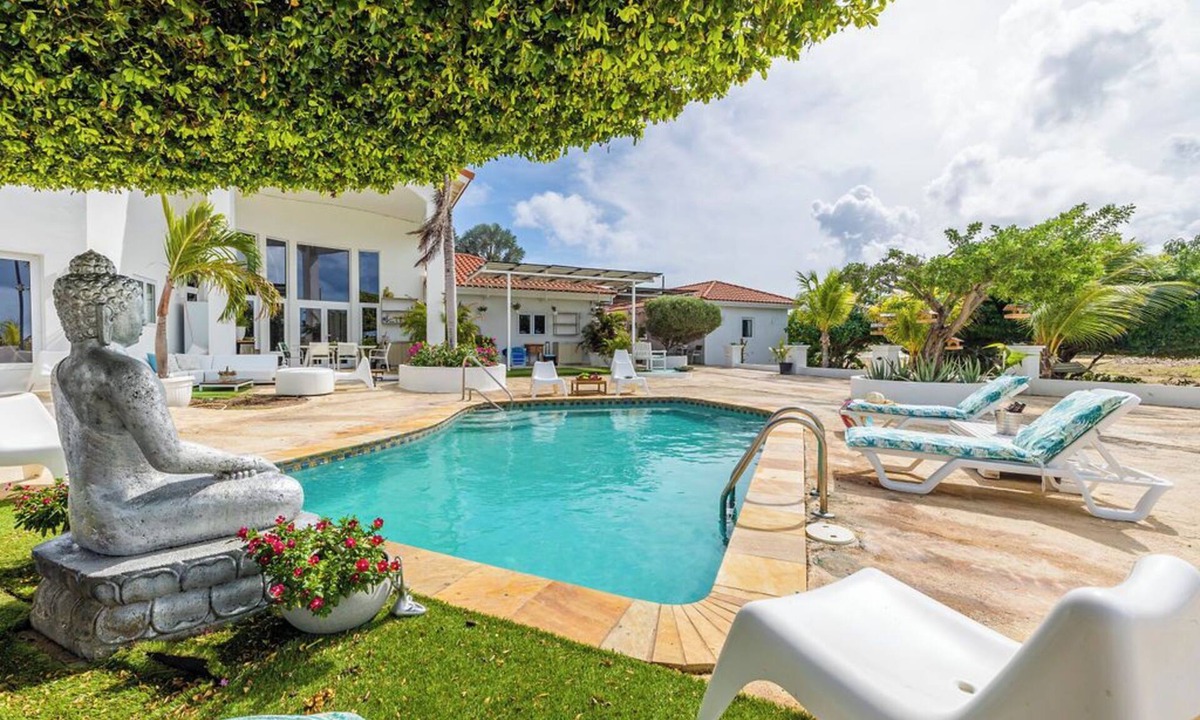 Gold Coast Apartment | Tropical Decor Studio Walk to the Beach Pool