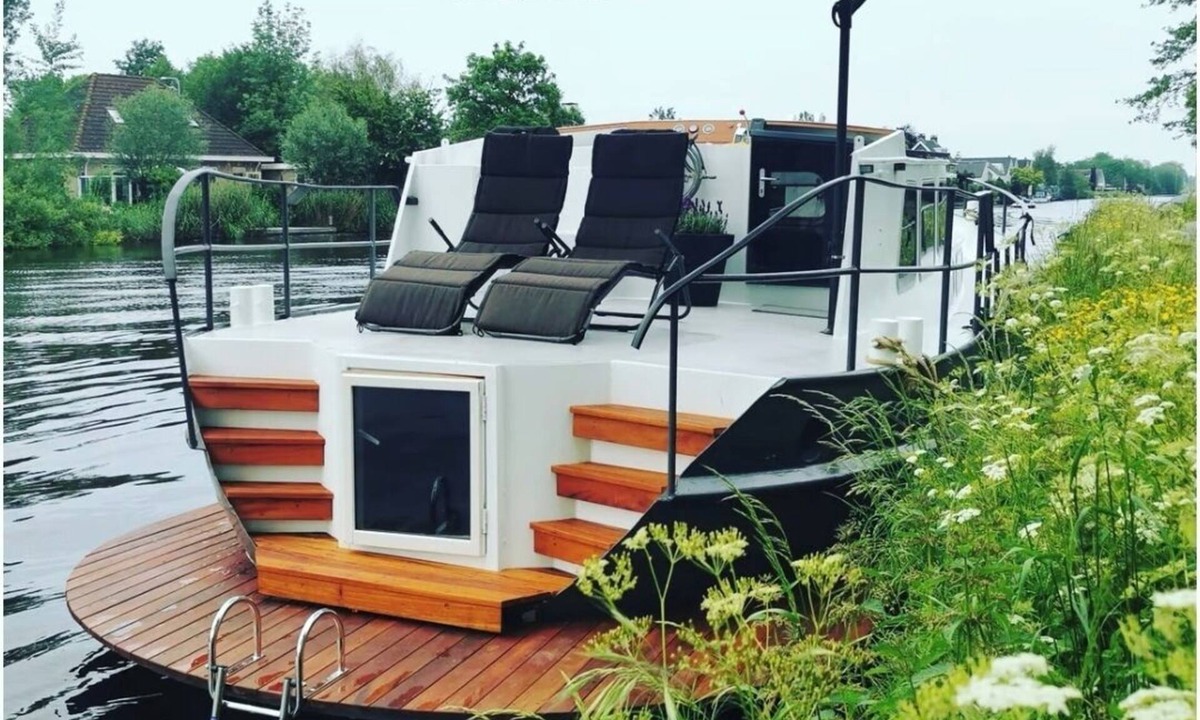 Haarlemmerbuurt Boat Rental | Unique houseboat with Sauna @ walking distance historic center of Amsterdam.