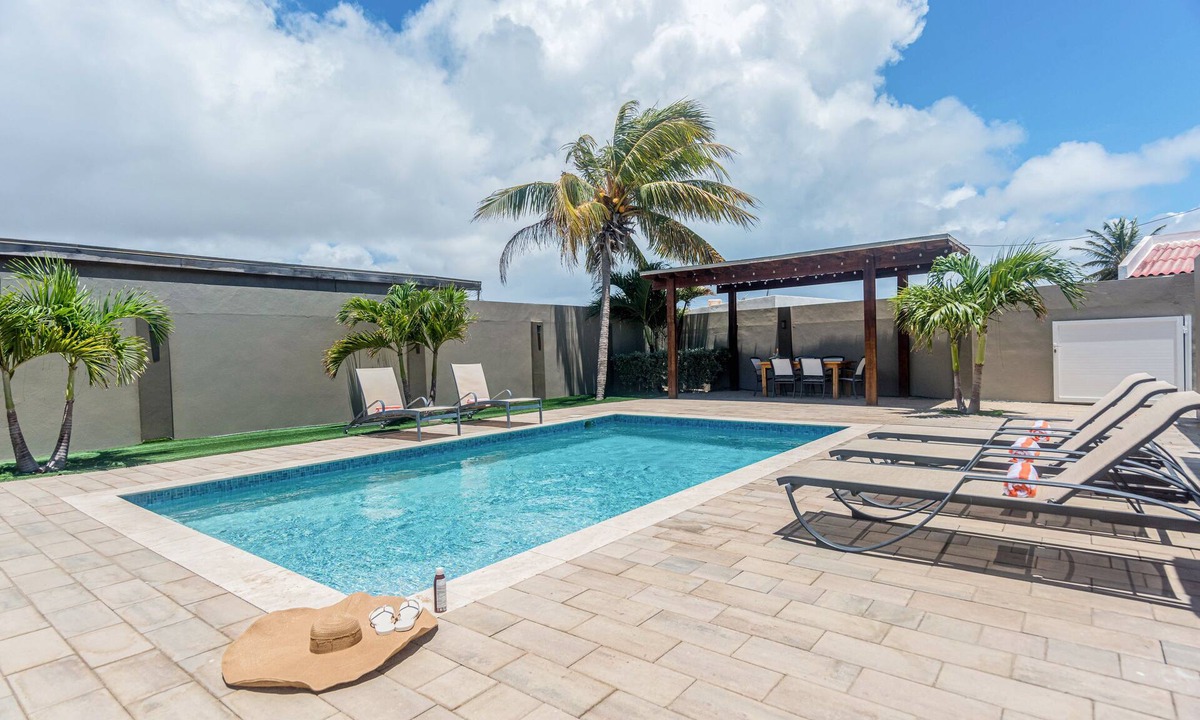 Bakval Villa | Villa Blue Heaven- 4BR-4BA-4BE, 2 min drive to BEACH!