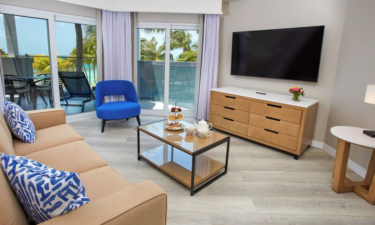 Palm Beach Hotel | Where Memorable Trips Begin and End Well! Outdoor Pools, Free Parking Onsite!