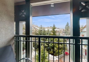 4th-floor mountain studio with gym, balcony, fireplace, washer/dryer, kitchen
