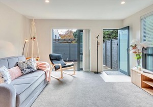 Beautifully Styled 2br W/ 2 Carparks + Aircon in Auckland