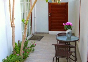 One Bedroom vacation apartment Aruba, pool, walking distance to Eagle Beach!