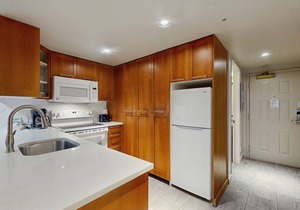 Ski lover's 4th-floor studio with fireplace, free WiFi, & well-equipped kitchen