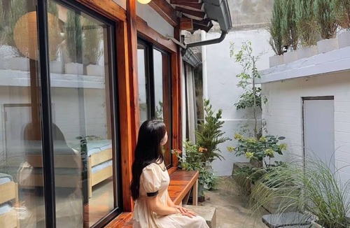Seochon House | 경복궁 앞 1920년대 한옥 독채, 아늑하고 개성 있는 공간에 교통도 편리합니다. 가족·친구 여행은 물론 반려견과 함께 편히 머무세요.
