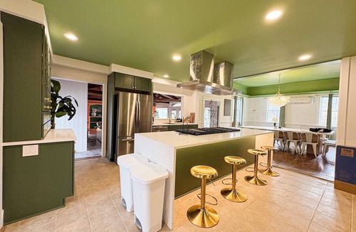 East Stroudsburg Villa | 3 acre 6000sf 8br Luxe Estate-1 min to ski & PondTennisSaunaHot tubTheater