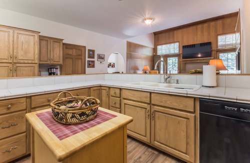 Woodland Park House | 5 bd 4 bth, AC, fireplace, hikes, waterfalls, salt water hot tub, walk to town!