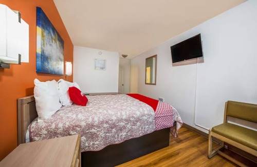 Larkspur Hotel | Affordable Retro Room w/Free Parking, Near Downtown Bend – 1 Mile