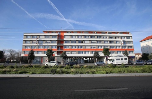 Chevilly-Larue Hotel | Balcony Retreat Near Versailles, Orly Airport and Paris Metro Connections