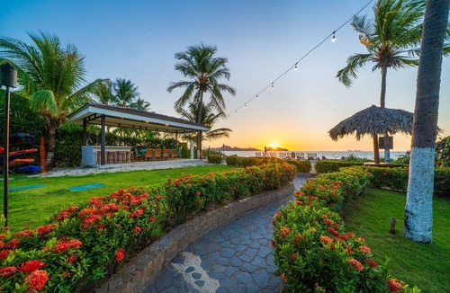 Potrero Villa | Beachfront Estate | Private Chef, 9 BR, Sleeps 26 - Casa Taj