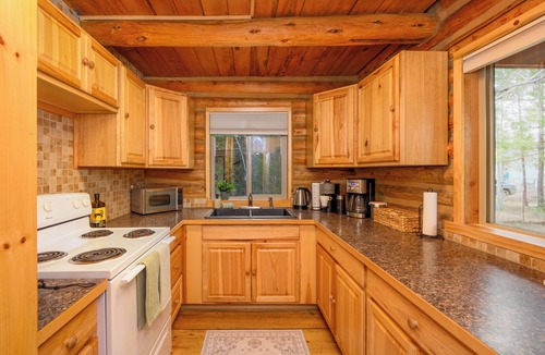 Three Rivers Cabin | Blue Top Cabin Log Bend/SunRiver: HotTub FirePit Family/Dog/Horse Public Trails
