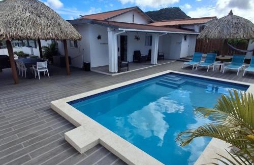 Oranjestad Villa | Caribbean Breeze-4 bedroom 4 ensuite bathrooms