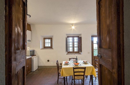 Grassina House | Casa Bonannia M: A bright two-story apartment in the characteristic style of the Tuscan countryside.