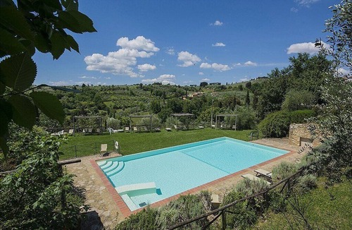 Grassina House | Casa Bonannia O: A romantic and welcoming two-story apartment in the characteristic style of the Tuscan countryside.