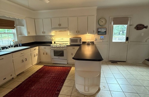 Georgetown House | Charming 5-bedroom coastal cottage walking distance to downtown, park & landing