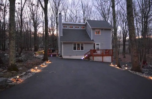 Bushkill House | Clean Home Away From Home In A Beautiful Community With Indoor/Outdoor Pools