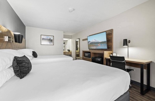 Orchard District Hotel | Comfort and Convenience! 2 Relaxing Units! Close to Bend Municipal Airport!