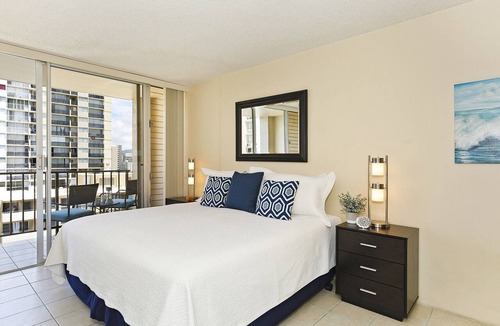 Waikiki Condo | Comfy Studio with AC, FREE Parking & Wi-Fi, Pool & BBQ Area! Close to Beach!